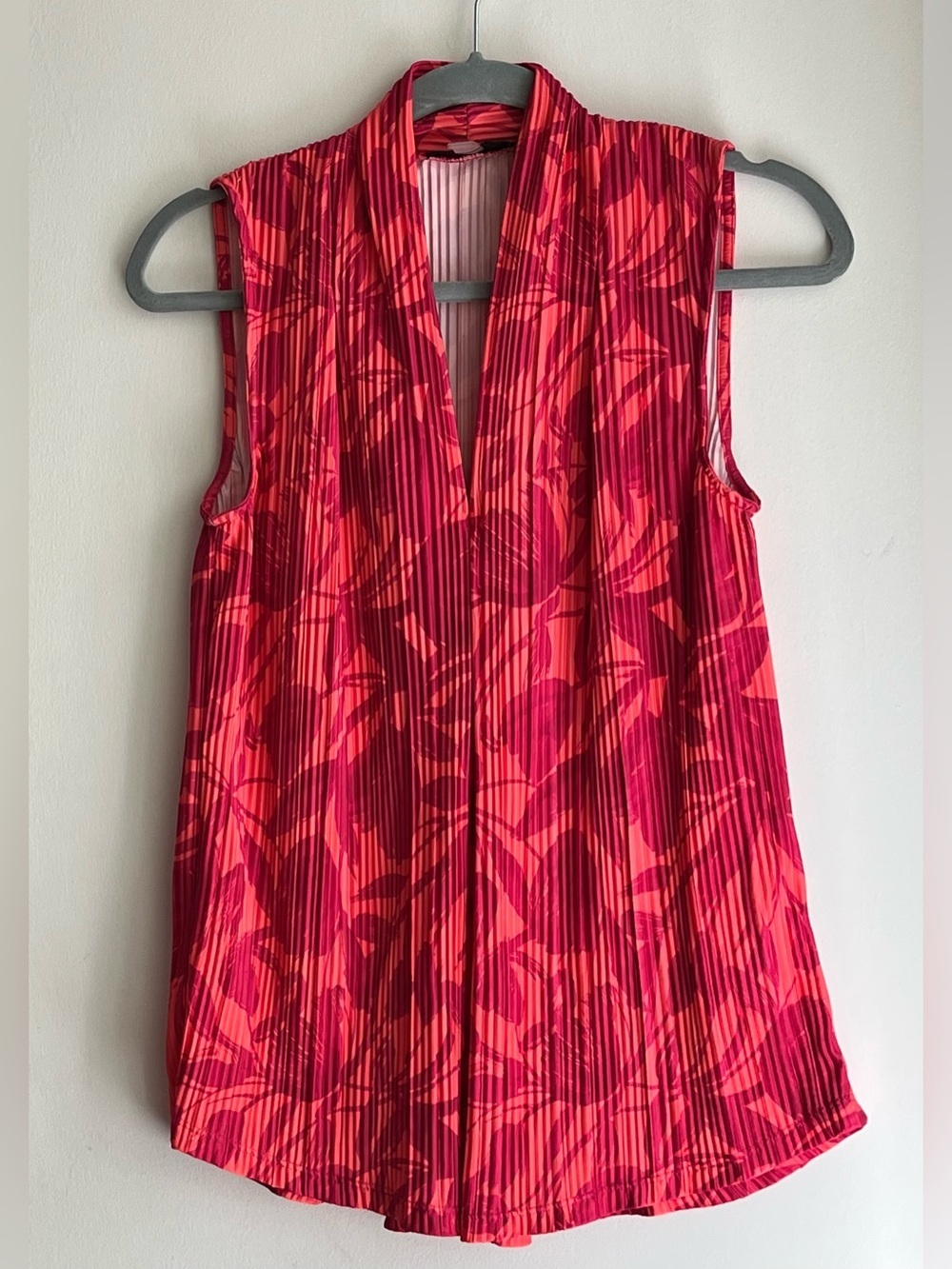 Cable & Gauge Pleated Floral Sleeveless Blouse Top Pink Red Small - Picture 2 of 8